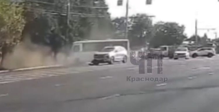 ДТП с рейсовым автобусом в Краснодаре: три пассажирки в больнице, виновник скрылся