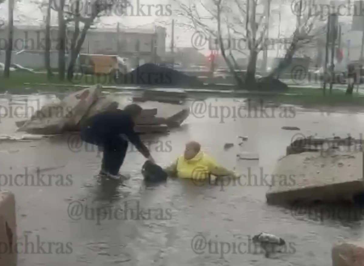 Женщина провалилась в открытый люк на подтопленной улице в Краснодаре