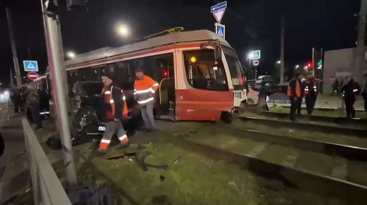 Жесть! Внедорожник въехал в трамвай в Краснодаре: движение восстанавливали 2,5 часа
