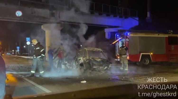 Жесть! Очевидцы аварии вытаскивали людей из горящего автомобиля в Краснодаре