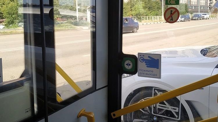 Жители Краснодара жалуются на адресное открытие двери в общественном транспорте: но его не отменят