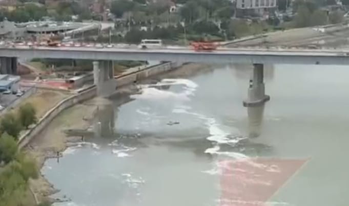 Жители Краснодара сняли странный белый пенный след на реке Кубань
