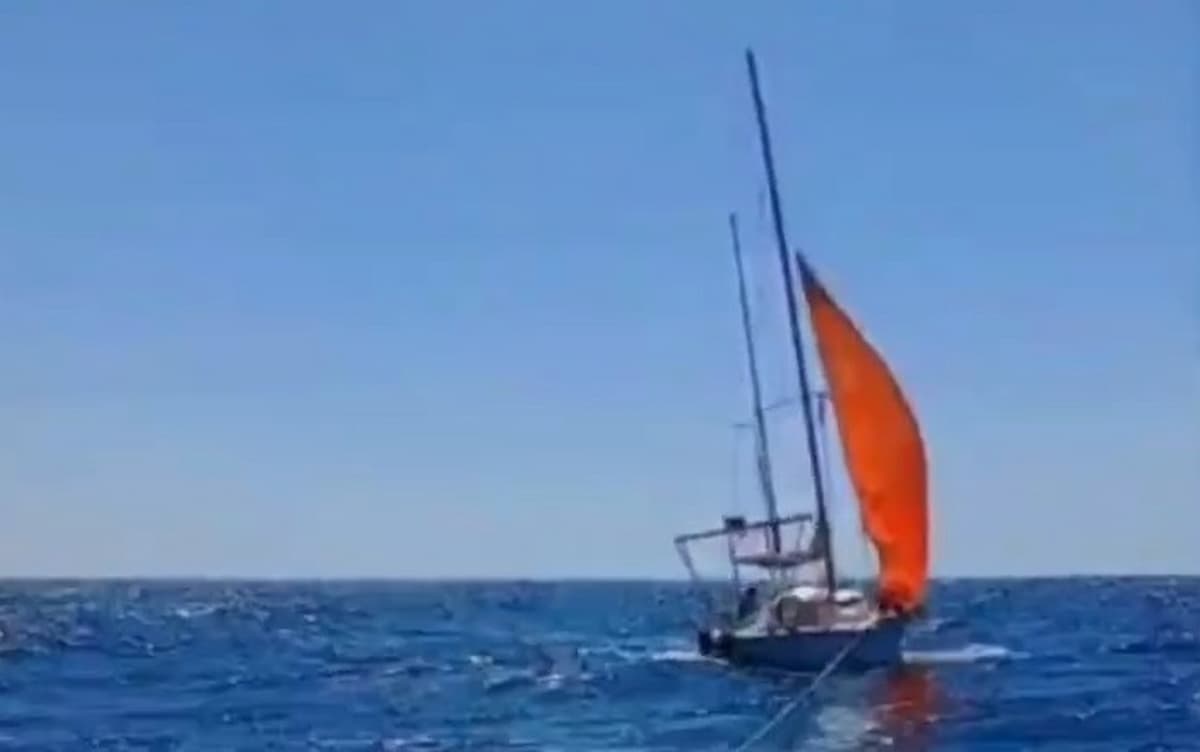 Застрявших на заглохшей яхте двух человек спасли в Черном море