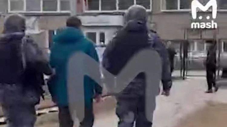 Защитили! Старшеклассники скрутили психа, который пытался забрать у женщины малыша
