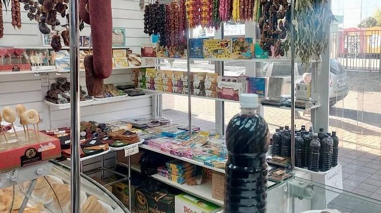 И снова адлерский рынок с хитростями: паленый алкоголь и фрукты с обманом