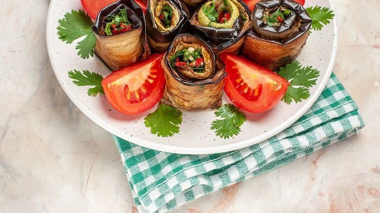 Идеи вкусных и небанальных начинок для рулетиков из кабачков и баклажанов