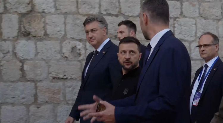 Или кровавого майдана не избежать?! Стало известно, о чем Зеленского умоляет близкое окружение