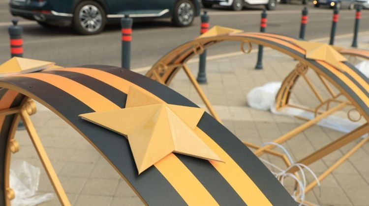 Как украшают Главную городскую площадь в Краснодаре ко Дню Победы: подробности