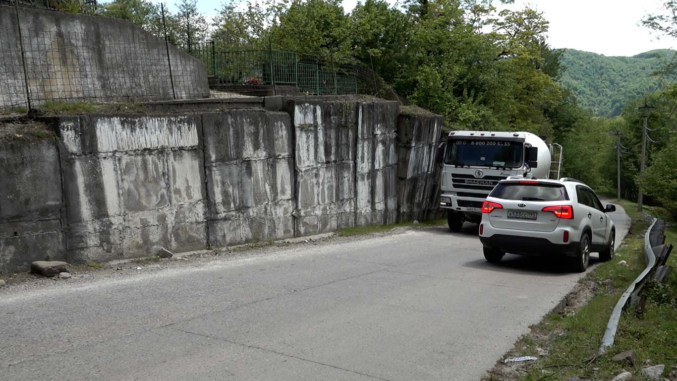 Кладбище начало сползать на дорогу в селе Галицыно под Сочи