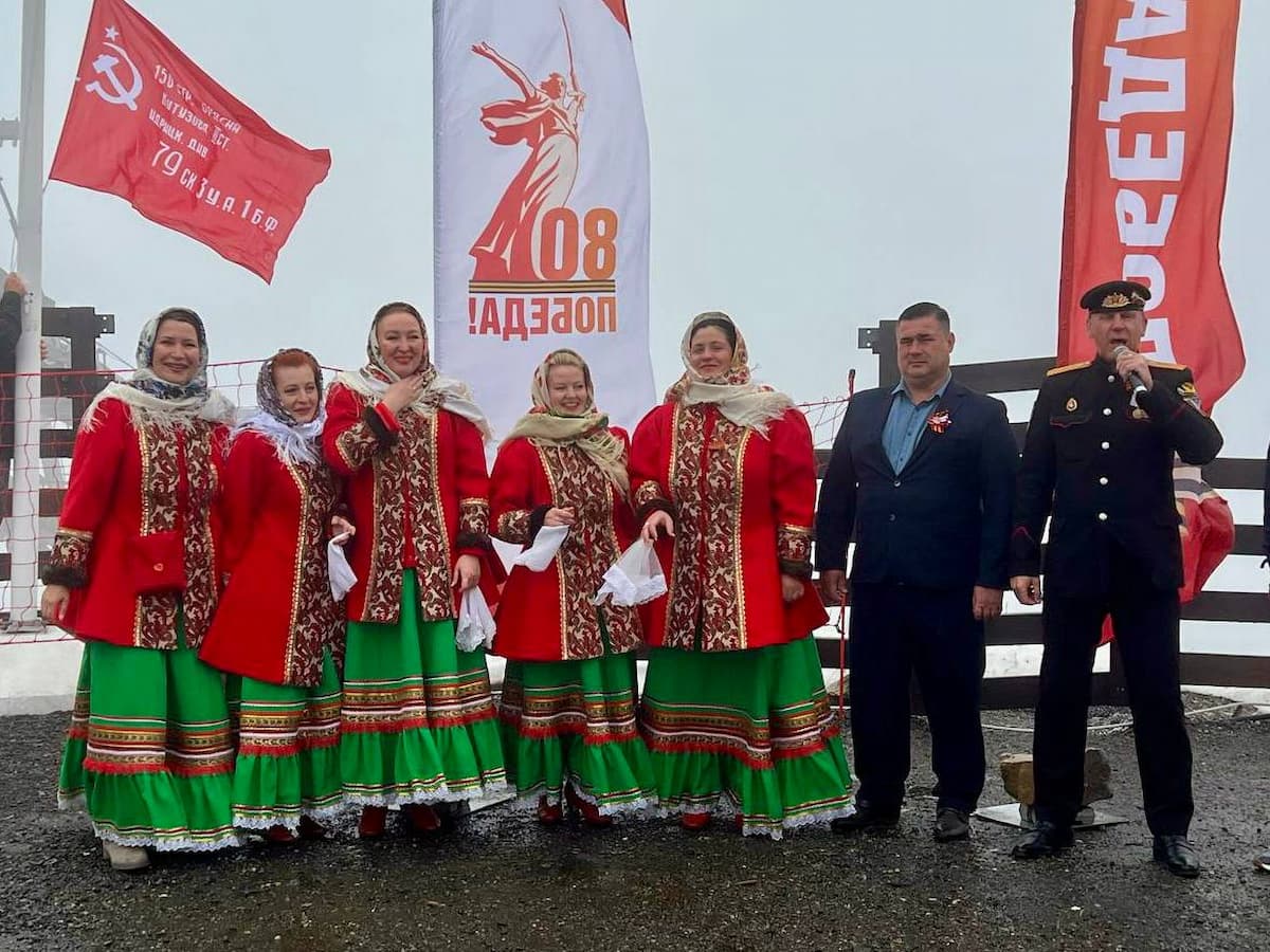 Копию Знамени Победы установили на высоте 2,2 тыс. метров в горах Сочи
