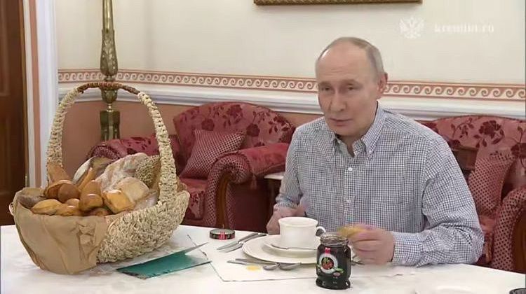 Корзинка из "Машеньки" приехала прямо в Кремль: понравились ли президенту пирожки?