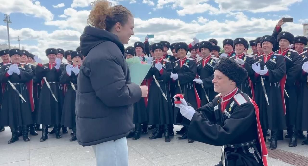 Кубанский казак сделал предложение своей девушке после участия в параде в Москве