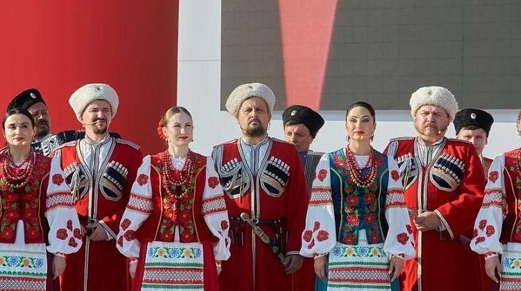 Кубанский казачий хор выступил на Красной площади под проливным дождем