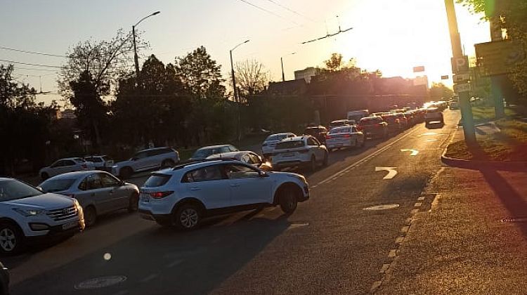 Кубань встала в пробках: туристы возвращаются с побережья
