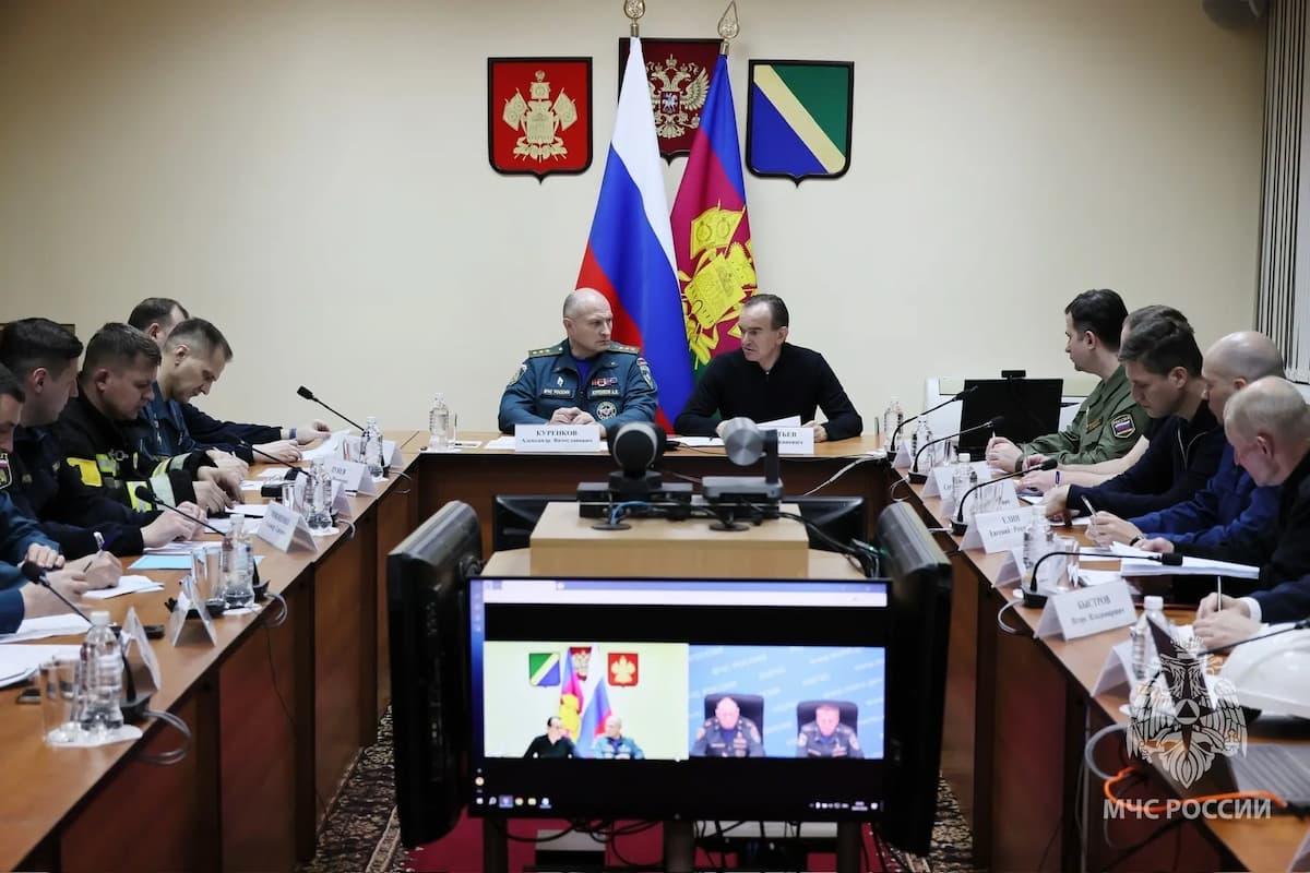 Куренков сообщил, что истечение горящей нефти на НПЗ в Туапсе остановлено