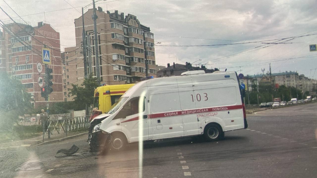 «Лада» влетела в машину скорой помощи на перекрестке в Краснодаре