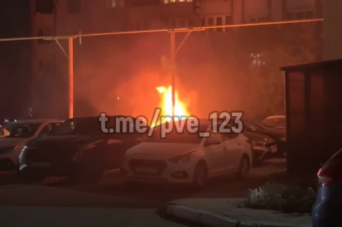 Легковушка загорелась во дворе многоэтажки в Ейске