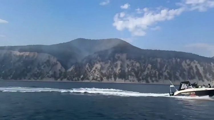 Леса Геленджика продолжают гореть! Сильный ветер не дает шанса: работает самолет-амфибия