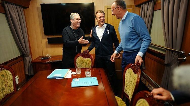 Макрон запятнался? Кадры, которые встревожили Париж: что увидели камеры в поезде на Киев