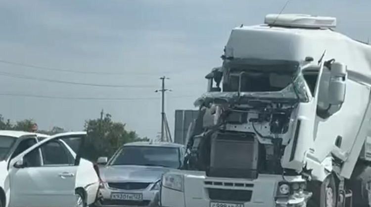 Массовая авария на трассе на Кубани: стукнулись сразу семь машин