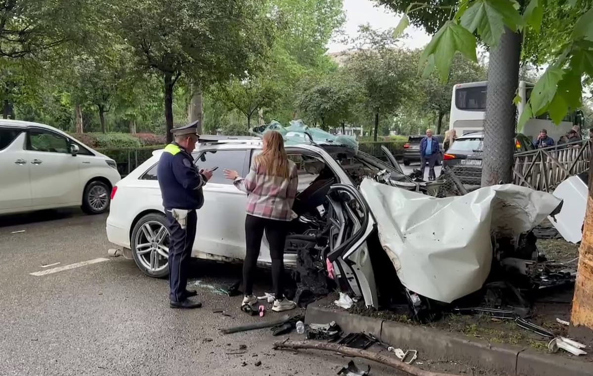 Машина влетела в столб и превратилась в груду металла около КубГУ в Краснодаре