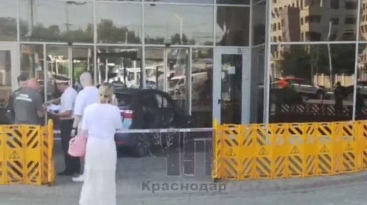 Машина влетела в ТЦ «Галерея» после ДТП в Краснодаре: подробности