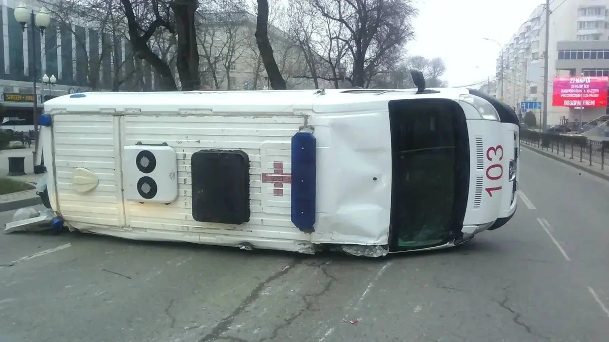 Машина скорой помощи перевернулась после ДТП в центре Краснодара