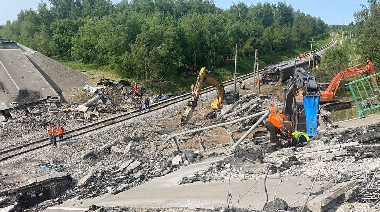 Машиниста, применившего экстренное торможение и спасшего людей, похоронили под гимн России