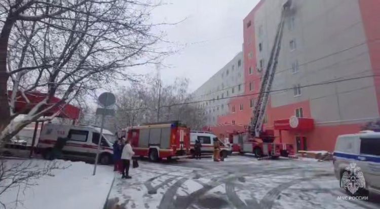 Москва! Огненное пламя охватило здание роддома: людей спасают с помощью спецтехники