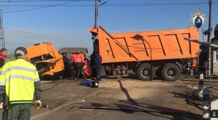 На волосок от гибели: как водитель КамАЗа выжил после лобового столкновения с поездом