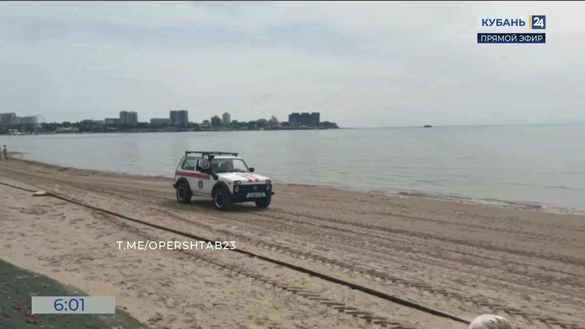 На закрытые пляжи Анапы вышли автопатрули, напоминающие о запрете купания