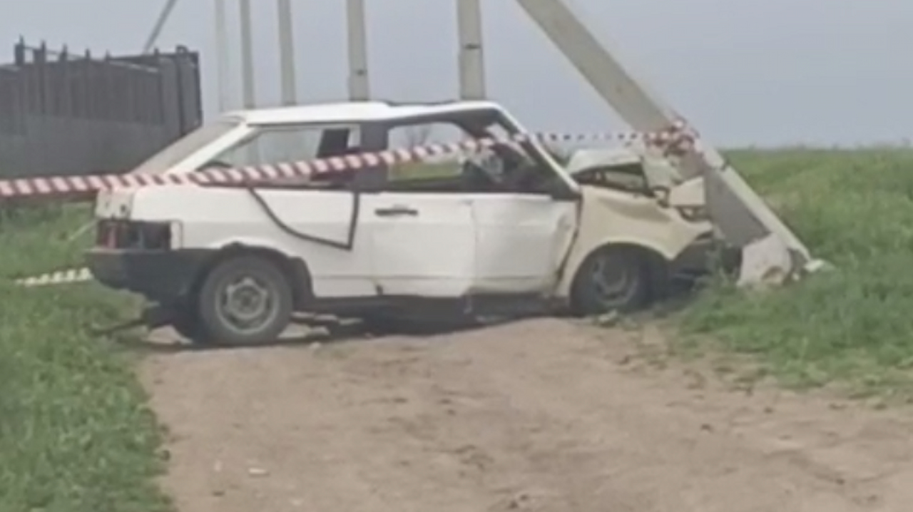 На Кубани 16-летний водитель ВАЗа врезался в ЛЭП, пострадали трое подростков