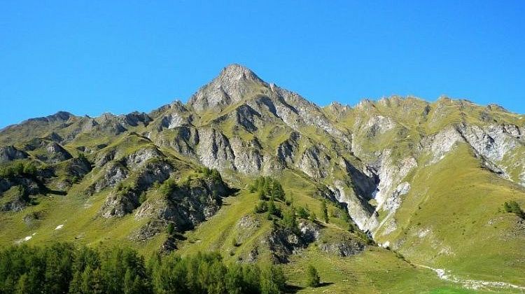 На Кубани во время похода в горах умер турист: тело на базу доставили вертолетом