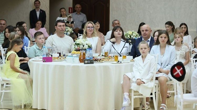 На Кубани вручены медали «Родительская доблесть» 15 многодетным семьям