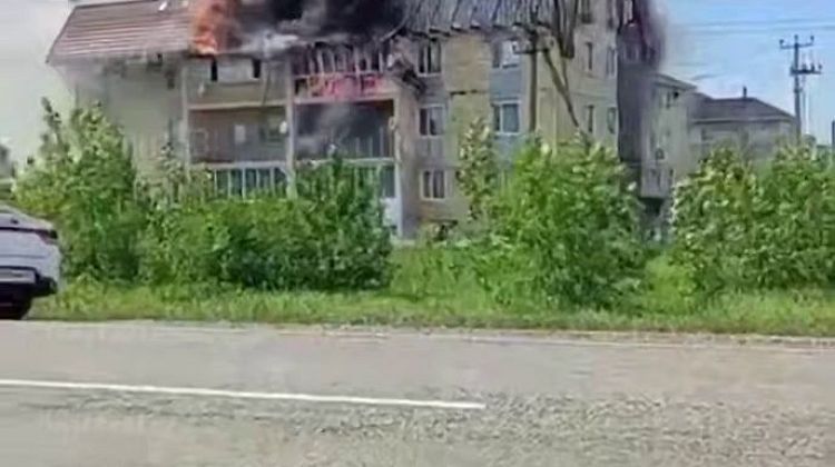 На Кубани горит многоквартирный дом: