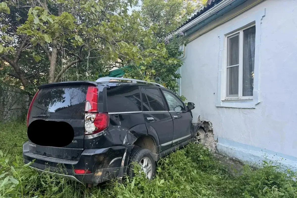 На Кубани пенсионерка погибла под вылетевшим на тротуар после ДТП внедорожником