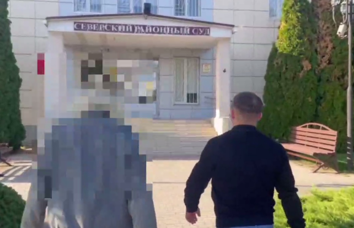 На Кубани пенсионера оштрафовали за фото с экстремистской символикой в соцсетях