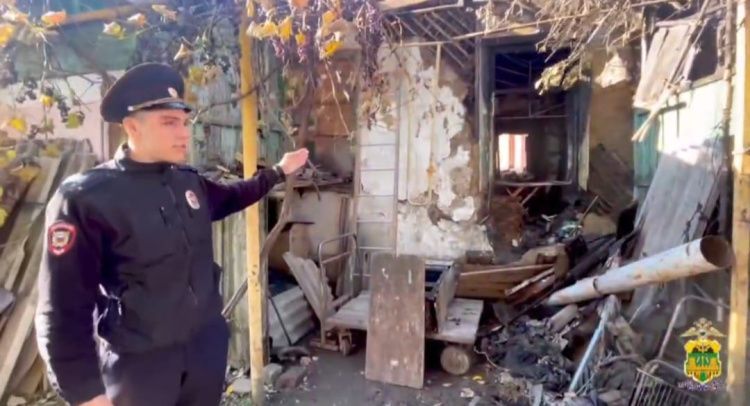 На Кубани полицейские спасли 15 человек из горящего барака: после обрушения крыши вытащили в окно