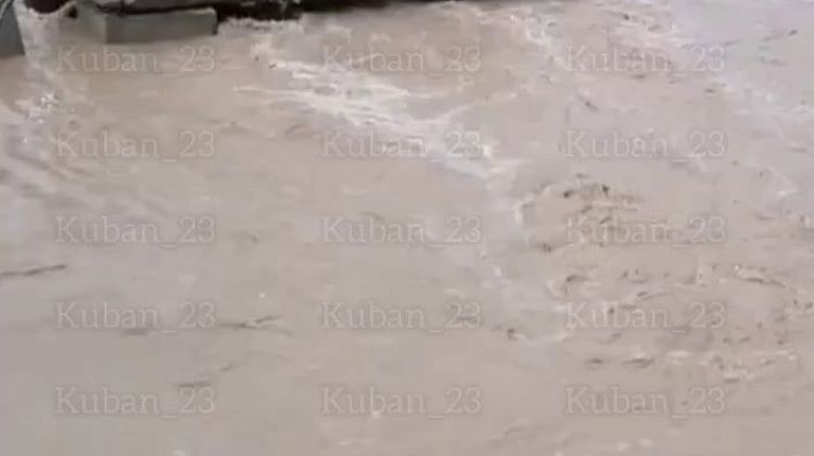 На Кубани после ливней мощный поток отрезал село от цивилизации, а другой поселок может остаться без света