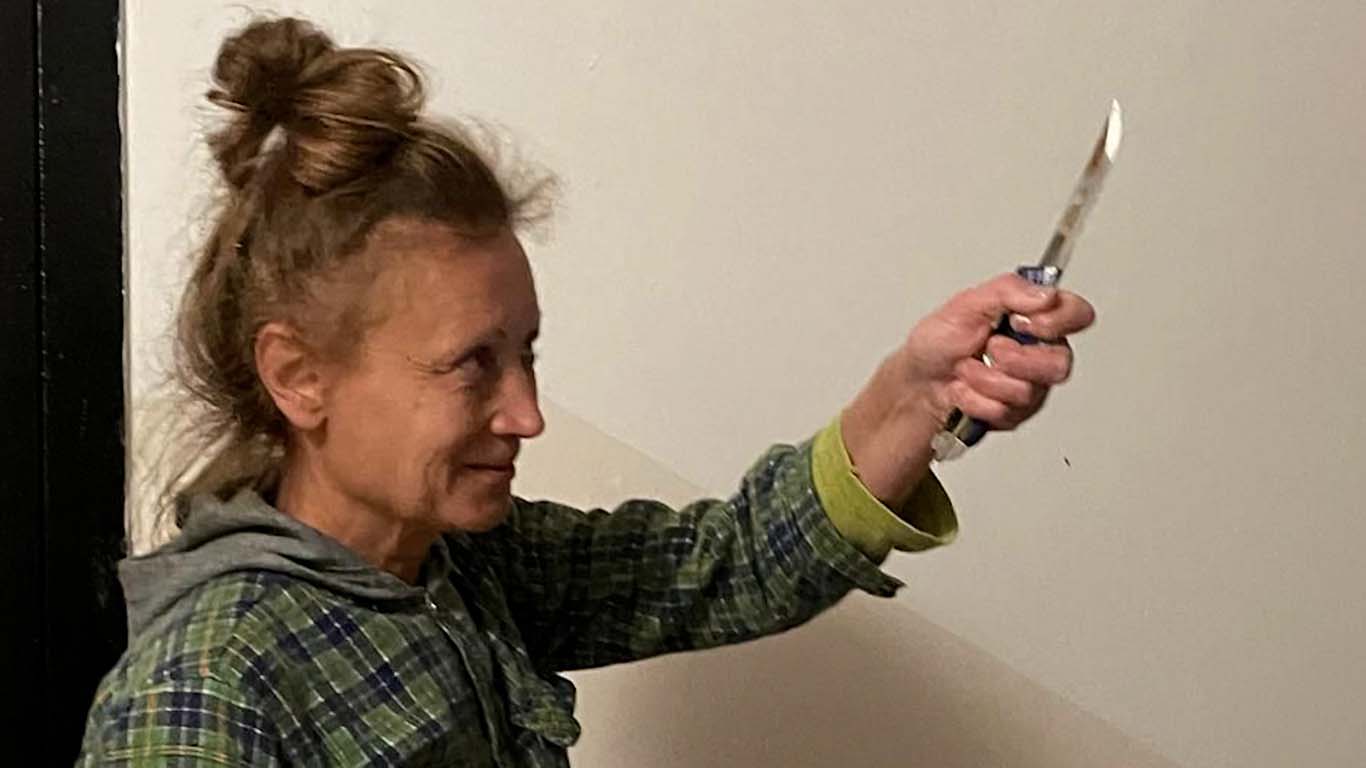 На неадекватную соседку с ножом пожаловались жители многоэтажки в Новороссийске