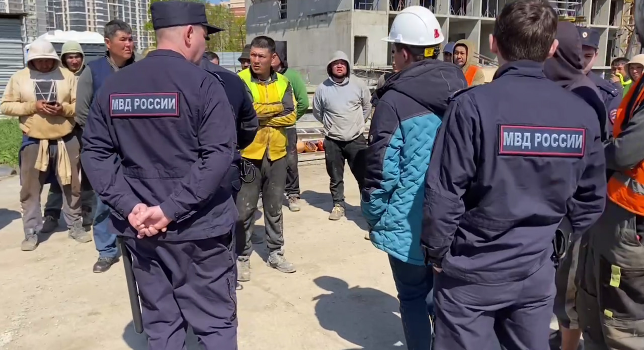 На стройке в Краснодаре задержали 35 мигрантов, 6 из них оказались нелегалами