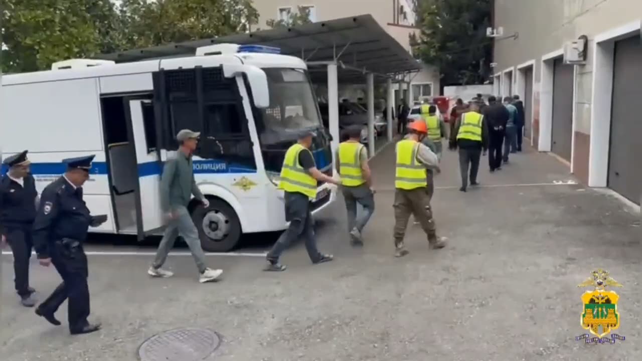 На стройке в Сочи нашли 36 мигрантов, пять из них оказались нелегалами