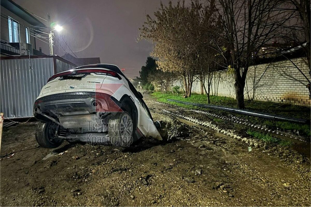 На улице Есенина в Краснодаре засыпали яму, куда наполовину провалилось авто