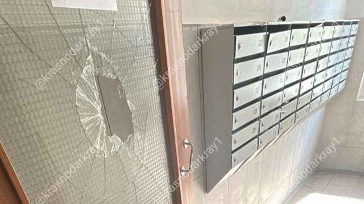 Неадекваты оставили после себя лужи крови: в Краснодаре жильцы многоквартирного дома едва пережили ночь