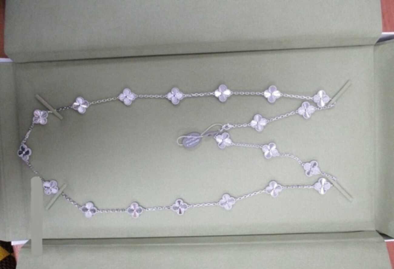 Незадекларированные украшения Van Cleef на 3 млн рублей изъяли в аэропорту Сочи