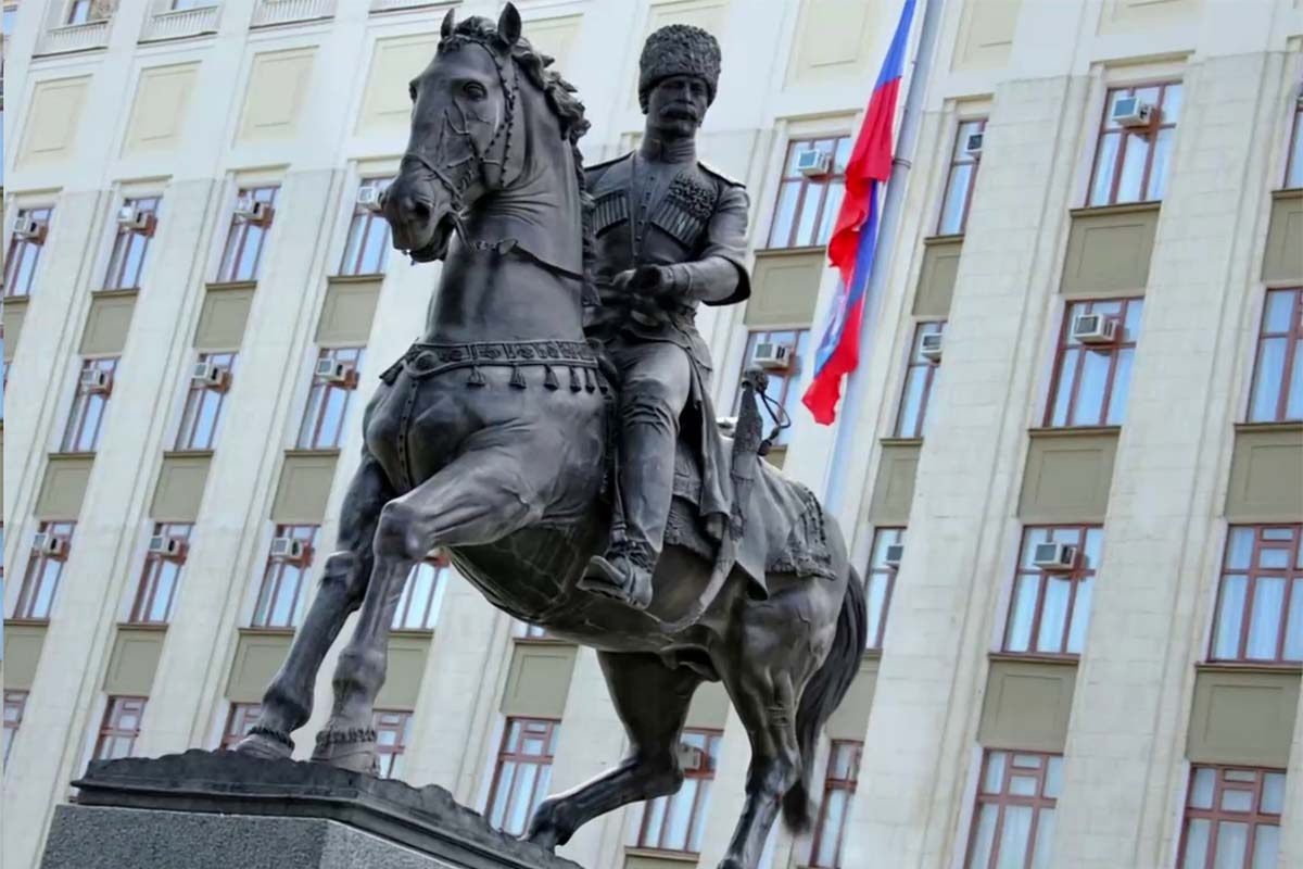 Нейросеть «оживила» самые известные памятники и скульптуры Краснодара
