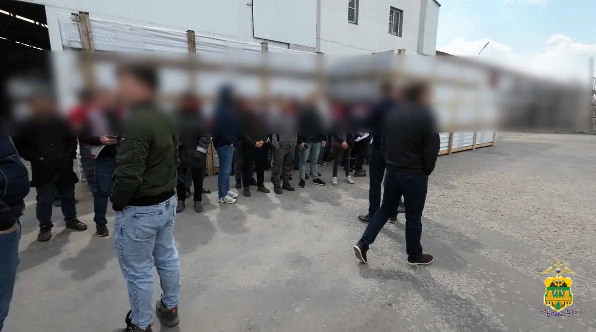 Нелегальных мигрантов обнаружила полиция на заводе в Крымске