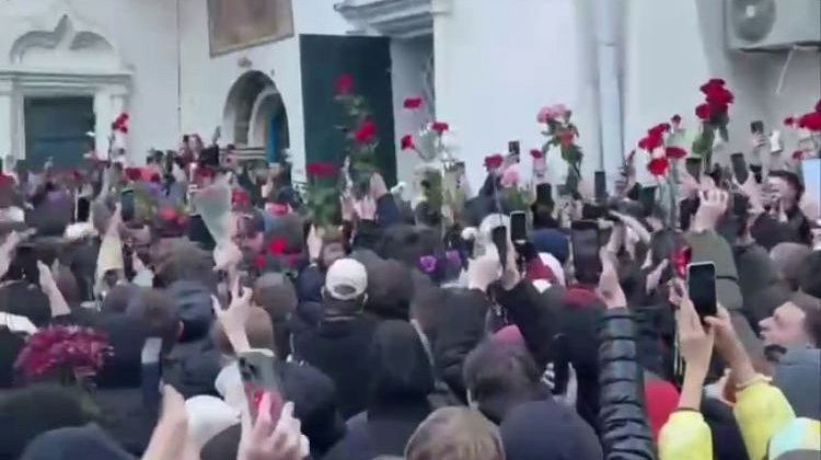 Неужели неожиданность? Подростки устроили балаган из похорон рэпера: автозак заполняется