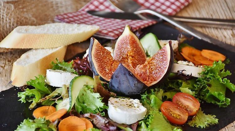 Новогодние салаты для худеющих: вкусно, красиво и без тяжести