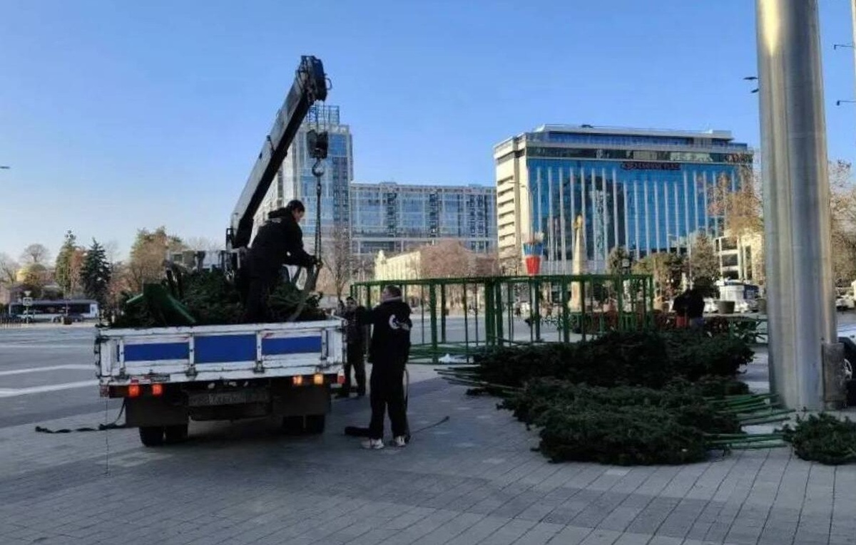 Новогоднюю елку начали устанавливать на Главной городской площади в Краснодаре